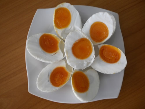 Trứng muối nhiễm ch&igrave; c&oacute; nguy cơ g&acirc;y giảm tr&iacute; nhớ. Ảnh minh họa