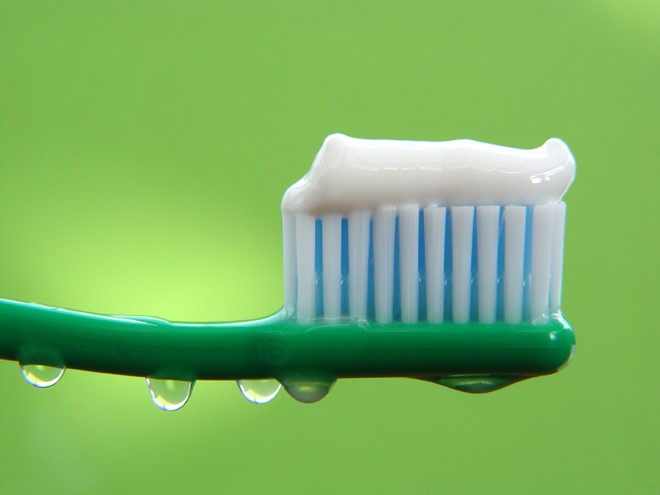 Kem đ&aacute;nh răng c&oacute; chứa chất Triclosan sẽ l&agrave;m tăng nguy cơ ung thư. Ảnh minh họa