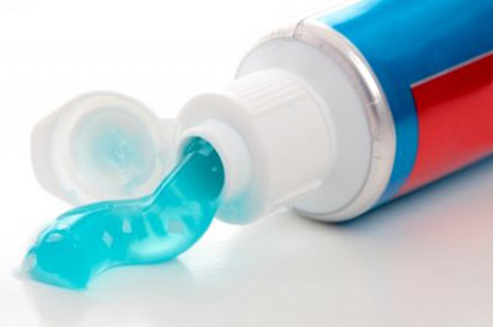 Kem đ&aacute;nh răng c&oacute; chứa chất  Surfactants cũng c&oacute; thể g&acirc;y ung thư. Ảnh minh họa
