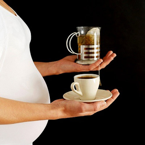  B&agrave; bầu uống nhiều c&agrave; ph&ecirc; con c&oacute; nguy cơ mắc bệnh m&aacute;u trắng. Ảnh minh họa