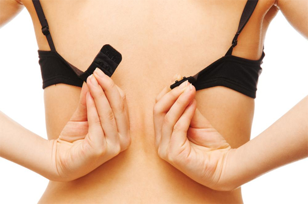 &Aacute;o ngực c&ograve;n khiến ngực phụ nữ chảy xệ hơn