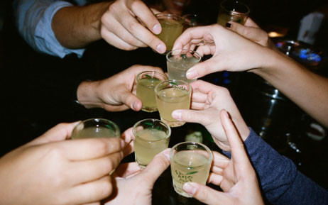 Nhiều người mắc sai lầm khi giải rượu cho người say khiến họ nặng th&ecirc;m. Ảnh minh họa