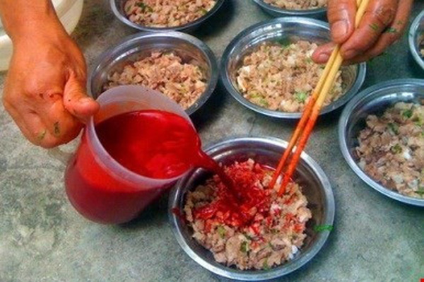  Ăn tiết canh c&oacute; thể nhiễm li&ecirc;n cầu khuẩn tuyệt đối tr&aacute;nh. Ảnh minh họa