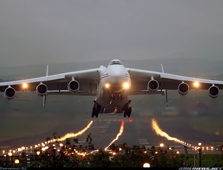 M&aacute;y bay vận tải An-225 c&oacute; thể chở theo một t&agrave;u con thoi . Ảnh: Lao Động