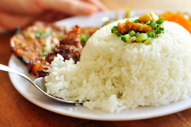 Bảo quản cơm nguội trong tủ lạnh sau đ&oacute; h&acirc;m n&oacute;ng lại sẽ biến c&aacute;c b&agrave;o tử gạo th&agrave;nh chất g&acirc;y hại cho dạ d&agrave;y. Ảnh minh họa 