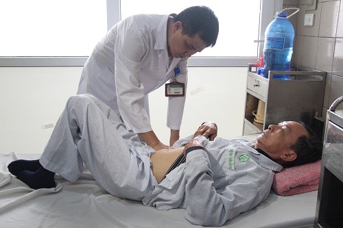 C&oacute; rất nhiều bệnh nh&acirc;n phải nhập viện do uống mật c&aacute; trắm pha rượu. Ảnh: Zing News 