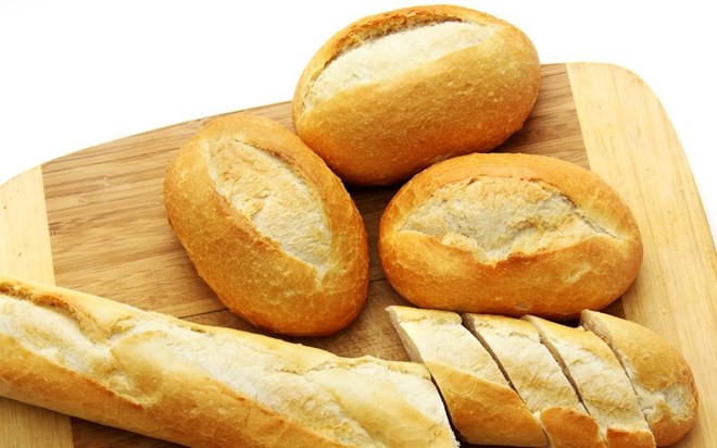 Bạn n&ecirc;n ăn một ch&uacute;t b&aacute;nh m&igrave; sẽ bớt cảm gi&aacute;c kh&oacute; chịu. Ảnh minh họa