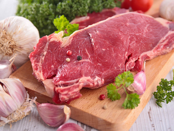 Ăn qu&aacute; nhiều thịt đỏ c&oacute; nguy cơ g&acirc;y vi&ecirc;m t&uacute;i thừa ở nam giới. Ảnh minh họa