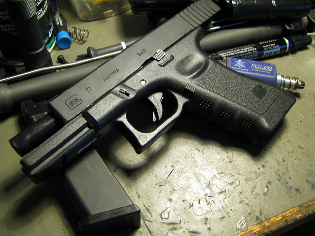 S&uacute;ng ngắn Glock sử dụng nguy&ecirc;n tắc nạp đạn bằng phản lực.  