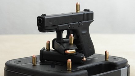  S&uacute;ng Glock được ưa chuộng v&igrave; bắn nhanh, nhẹ. 