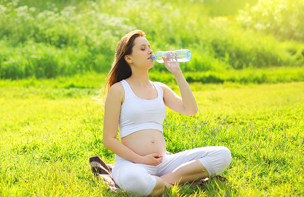 B&agrave; bầu tuyệt đối kh&ocirc;ng n&ecirc;n uống nước từ chai nhựa. Ảnh minh họa 
