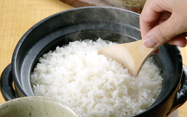 Th&oacute;i quen nấu cơm hiện nay của c&aacute;c b&agrave; nội trợ c&oacute; nguy cơ nhiễm arsen. Ảnh minh họa 