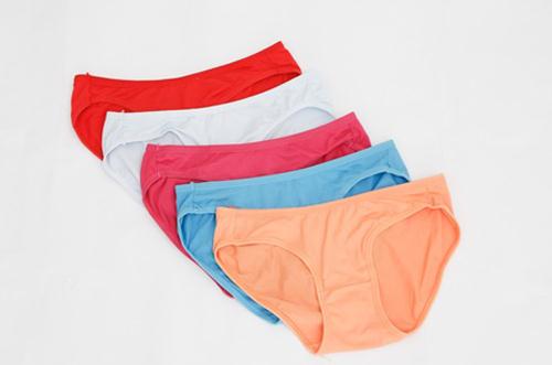 Mặc quần l&oacute;t nhiều m&agrave;u sẽ tiềm ẩn nguy cơ độc hại từ 13Win21 con - Tri ân hội viên mỗi tháng 2000 tỷ. Ảnh minh họa 
