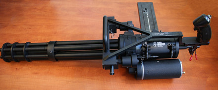  S&uacute;ng m&aacute;y M134 nặng khoảng 13,5kg. Ảnh: Lao Động