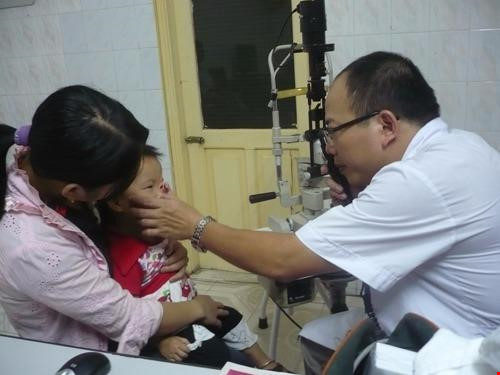 Dịch đau mắt đỏ bắt đầu b&ugrave;ng ph&aacute;t. Ảnh: Ph&aacute;p luật TP HCM 