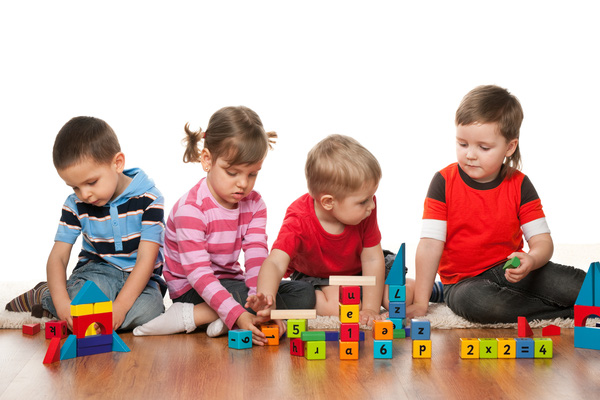 Trẻ em nhiễm độc ch&igrave; từ nhiều nguồn kh&aacute;c nhau. Ảnh minh họa 