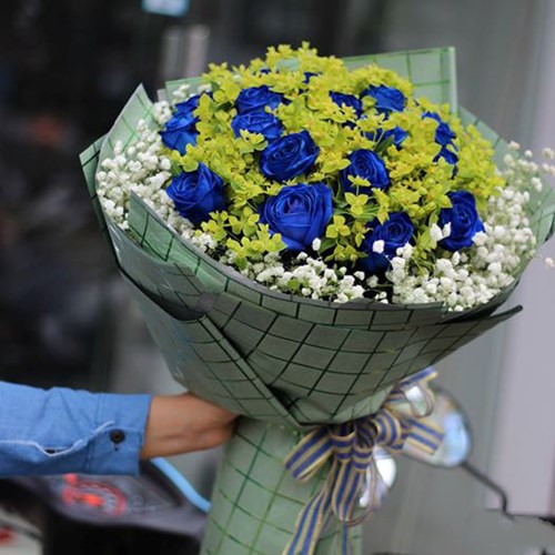 D&agrave;nh tặng những b&ocirc;ng hồng xanh ng&agrave;y Lễ t&igrave;nh nh&acirc;n Valentine v&ocirc; c&ugrave;ng &yacute; nghĩa.