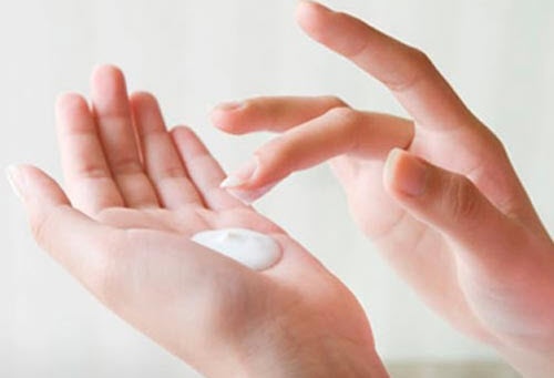 Thuốc b&ocirc;i nở ngực thực chất kh&ocirc;ng c&oacute; t&aacute;c dụng như chị em tưởng. Ảnh minh họa