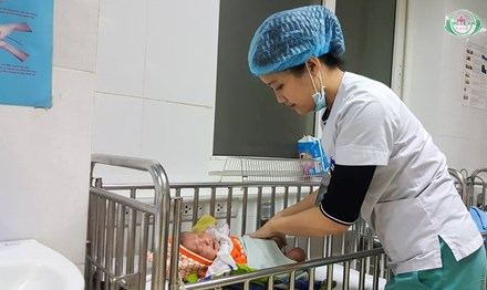 Ch&aacute;u b&eacute; 15 ng&agrave;y tuổi được điều trị tại BV ĐK Nghệ An. Ảnh minh họa