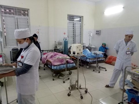  C&aacute;c nạn nh&acirc;n được điều trị sau khi bị ngộ độc tập thể tại H&agrave; Giang. Ảnh: B&aacute;o H&agrave; Giang