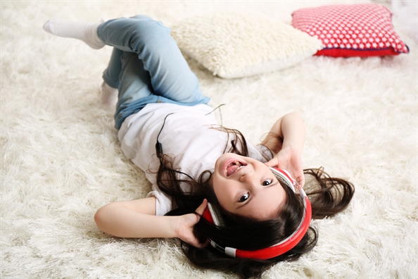 Cho trẻ đeo tai nghe c&oacute; thể điếc vĩnh viễn. Ảnh minh họa 