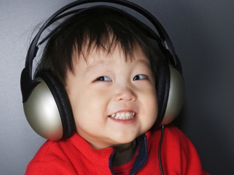 Cha mẹ kh&ocirc;ng n&ecirc;n cho con đeo tai nghe. Ảnh minh họa 