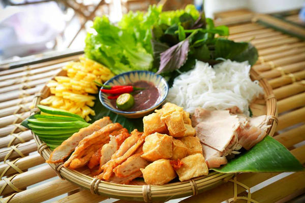 Đậu phụ r&aacute;n chấm mắm t&ocirc;m l&agrave; m&oacute;n ăn kho&aacute;i khẩu của nhiều người nhưng lại dễ sinh bệnh ung thư. Ảnh minh họa 