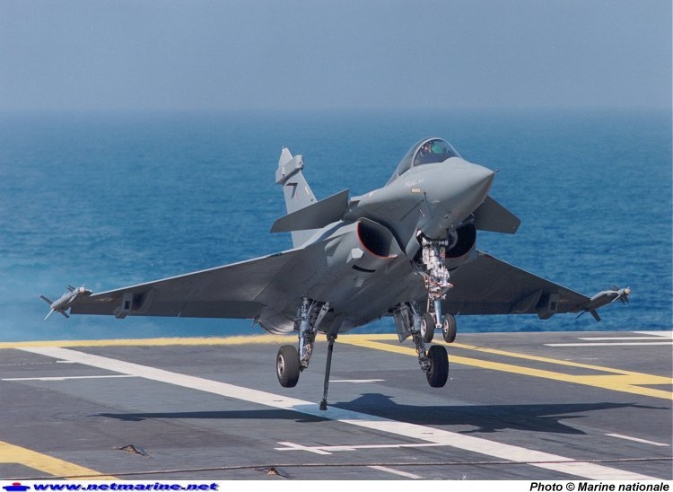 Ti&ecirc;m k&iacute;ch Su-35 trang bị hệ thống t&igrave;m kiếm v&agrave; theo d&otilde;i hồng ngoại ti&ecirc;u chuẩn (IRST). Ảnh: Đất Việt 