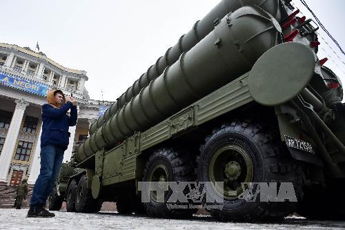 T&ecirc;n lửa S -400 Triumf được triển khai với nhiệm vụ bảo vệ thủ đ&ocirc; Moskva v&agrave; khu vực trung t&acirc;m c&ocirc;ng nghiệp. Ảnh: TTXVN 