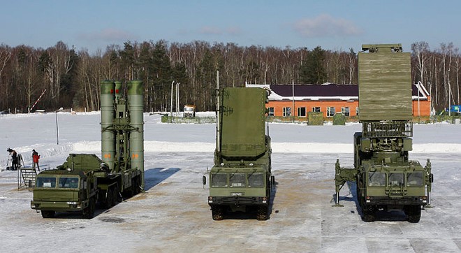  T&ecirc;n lửa S-400 Triumf, hệ thống t&ecirc;n lửa hiện đại nhất của Nga. Ảnh: Zing News