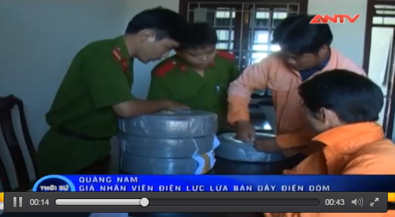 Lực lượng chức năng tiến h&agrave;nh kh&aacute;m x&eacute;t v&agrave; thu giữ. Ảnh: ANTV 