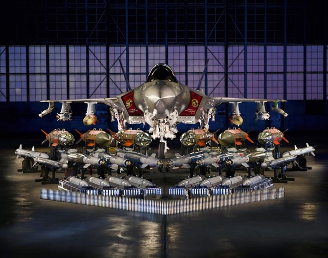 Ti&ecirc;m k&iacute;ch F-35 được thiết kế cho Kh&ocirc;ng qu&acirc;n Mỹ với khả năng kh&ocirc;ng chiến v&agrave; tấn c&ocirc;ng mặt đất ưu việt. 