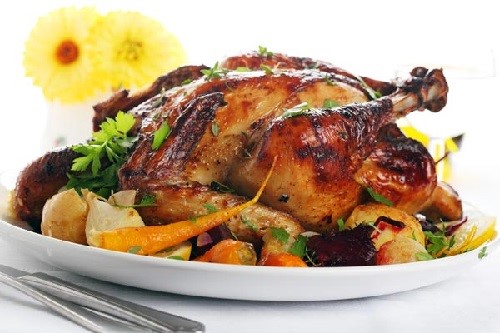 Thịt g&agrave; c&ocirc;ng nghiệp chứa nhiều cholesterol c&oacute; thể g&acirc;y ung thư. Ảnh minh họa