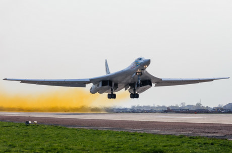 M&aacute;y bay n&eacute;m bom Tu-60M2 phải đạt tốc độ như một m&aacute;y bay ti&ecirc;m k&iacute;ch đ&aacute;nh chặn.  