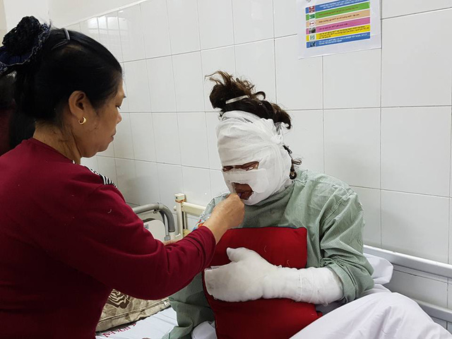 Nạn nh&acirc;n M đang được điều trị tại bệnh viện. Ảnh: D&acirc;n Tr&iacute; 