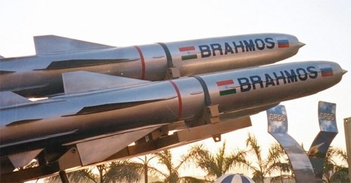  T&ecirc;n lửa BrahMos l&agrave; một loại vũ kh&iacute; qu&acirc;n sự do Nga v&agrave; Ấn Độ hợp t&aacute;c ph&aacute;t triển. Ảnh: VnMedia