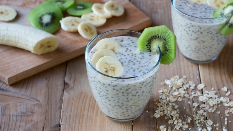 Người d&ugrave;ng n&ecirc;n ăn hạt chia theo liều lượng ph&ugrave; hợp chớ lạm dụng sẽ kh&ocirc;ng tốt. Ảnh minh họa