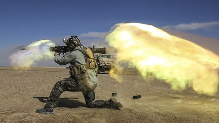 S&uacute;ng ph&oacute;ng lựu Carl Gustaf l&agrave; loại vũ kh&iacute; chống tăng c&oacute; sức hủy diệt kinh ho&agrave;ng. Ảnh: Lao Động