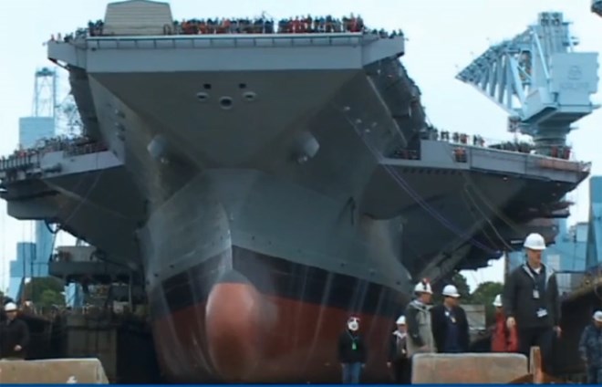 T&agrave;u s&acirc;n bay USS Gerald R. Ford c&ograve;n được bảo vệ khỏi c&aacute;c mối đe dọa nhờ t&ecirc;n lửa ph&ograve;ng kh&ocirc;ng tầm ngắn. Ảnh: Lao Động
