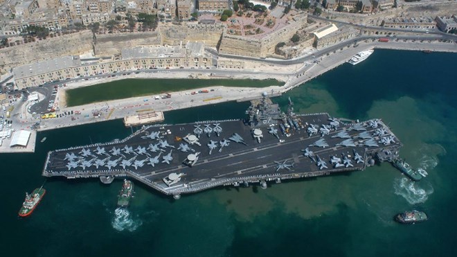 T&agrave;u s&acirc;n bay USS Gerald R. Ford được trang bị t&ecirc;n lửa ph&ograve;ng kh&ocirc;ng RIM-116.  Ảnh: Lao Động