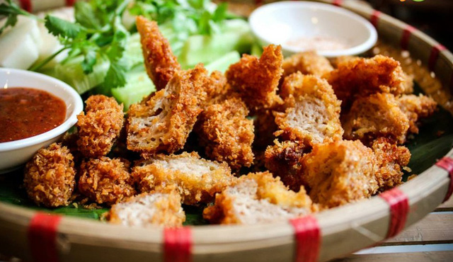 Nem chua r&aacute;n l&agrave; m&oacute;n ăn h&egrave; phố được nhiều người chuộng. Ảnh minh họa 