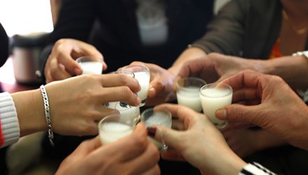  Rượu chứa methanol v&ocirc; c&ugrave;ng nguy hiểm cho người d&ugrave;ng. Ảnh minh họa