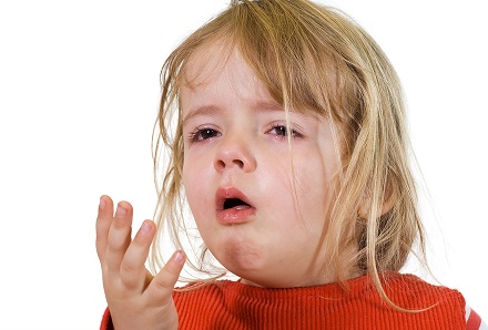 Bệnh ho g&agrave; l&agrave; một bệnh nhiễm khuẩn cấp t&iacute;nh đường h&ocirc; hấp rất nguy hiểm cho trẻ em. Ảnh minh họa 
