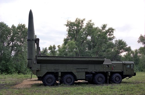T&ecirc;n lửa 9K720 Iskander-M n&agrave;y đ&oacute; ch&iacute;nh l&agrave; c&oacute; tầm bắn v&agrave;o khoảng 400 &ndash; 500 km. Ảnh: Đất Việt