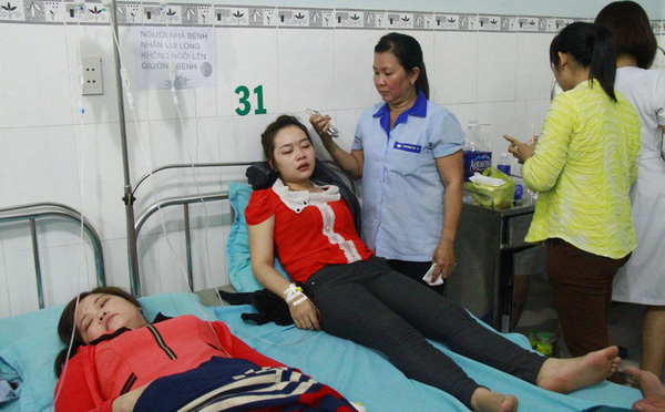 Nhiều c&ocirc;ng nh&acirc;n bị cấp cứu trong t&igrave;nh trạng n&ocirc;n &oacute;i. Ảnh: Tr&iacute; Thức Trẻ 