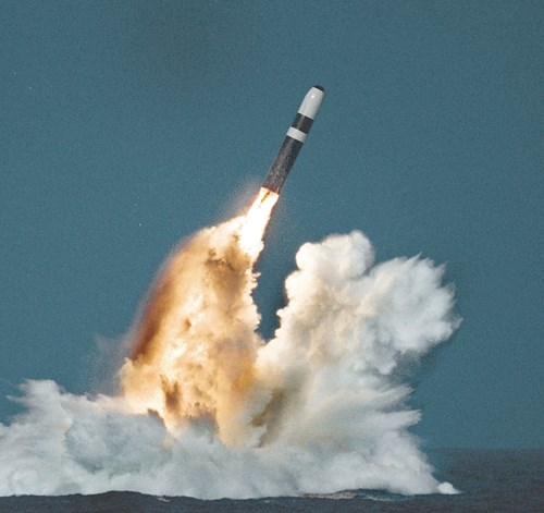 T&ecirc;n lửa Trident II D5 c&oacute; chiều d&agrave;i 13,41m, đường k&iacute;nh 1,85m, trọng lượng ph&oacute;ng 58,5 tấn. Ảnh: Kiến Thức 