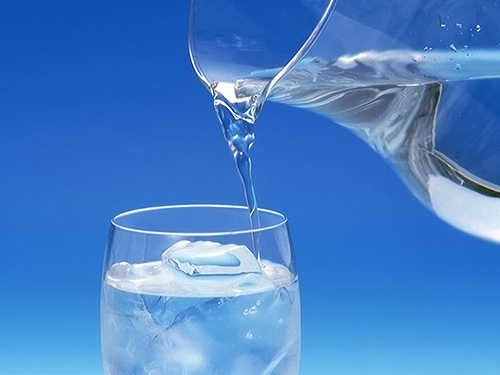 Nước uống l&agrave; nguồn cung cấp thiết yếu cho cơ thể tuy nhi&ecirc;n lại tiềm ẩn nhiều vi khuẩn g&acirc;y hại. Ảnh minh họa 