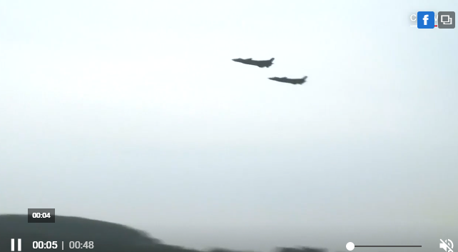 Ti&ecirc;m k&iacute;ch J-20 như con diều h&acirc;u tr&ecirc;n bầu trời. Ảnh: Zing News