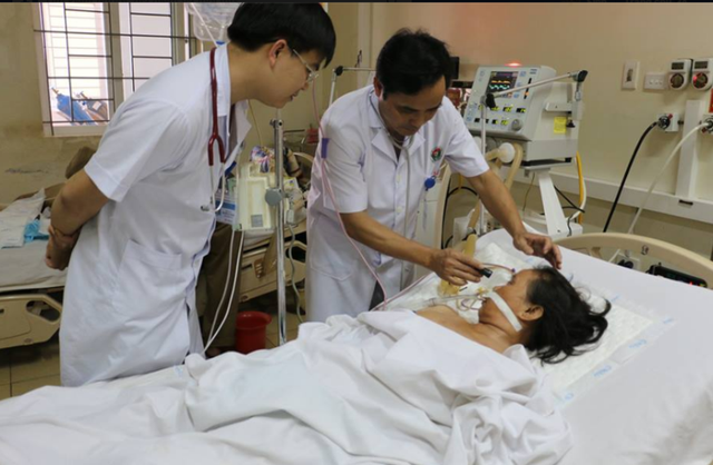 Bệnh nh&acirc;n Ng đang được điều trị t&iacute;ch cực tại bệnh viện do ngộ độc rượu Methanol. Ảnh: D&acirc;n Tr&iacute; 