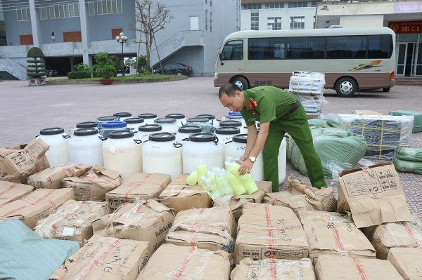  Lực lượng chức năng tiến h&agrave;nh kiểm tra h&agrave;ng h&oacute;a thu giữ. Ảnh: C&ocirc;ng an H&agrave; Tĩnh